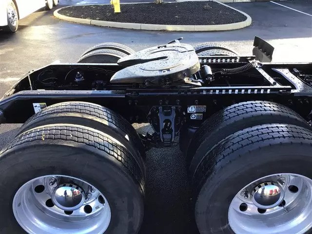 2023 Peterbilt 579 image 3