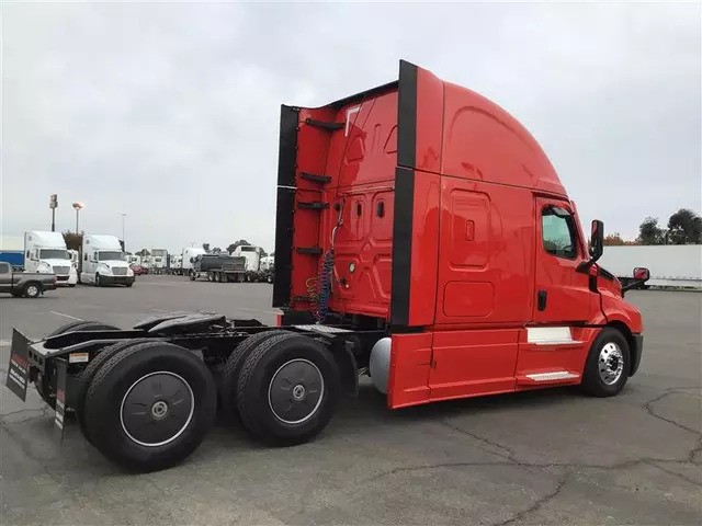 2023 Freightliner Cascadia image 3