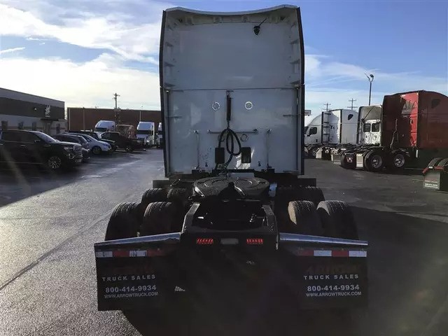 2023 Peterbilt 579 image 2