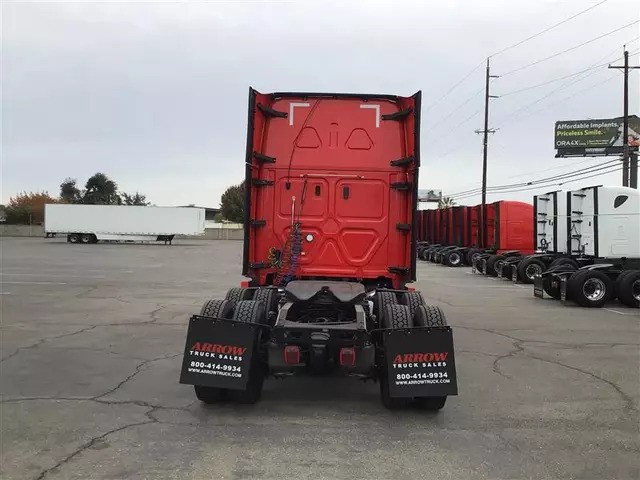 2023 Freightliner Cascadia image 4